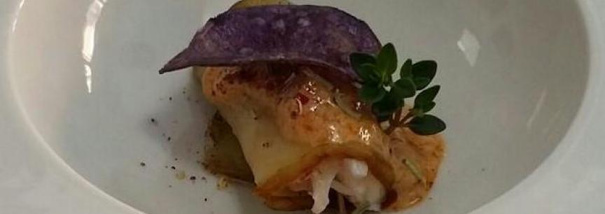 Canelon de patata asterix,bacalao,sabayon de pimiento rojo, lemon gras,crujiente de patata violeta